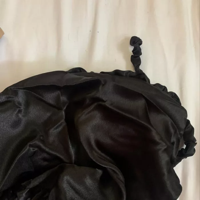 Bonnet Nuit Satin Rond avec attaches - Evolve Luxe - Image 3